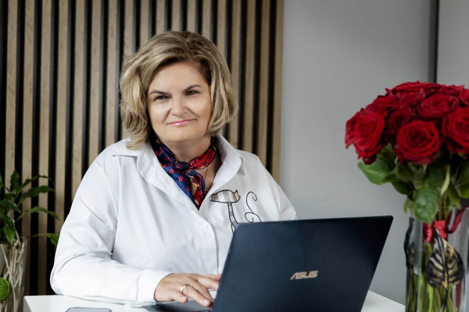 Grażyna Fuchs właścicielka firmy Grażyna Fuchs Korepetycje - zdjęcie z kwiatami